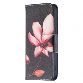 δερματινη θηκη iPhone 15 Ροζ Λουλούδι Σε Μαύρο Φόντο